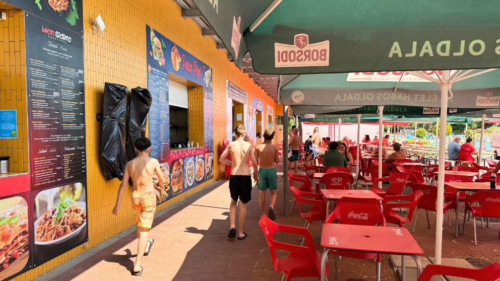 ブダペストにあるマルギット島のパラティヌス温泉プール。夏だけ営業しているスナックスタンドの様子