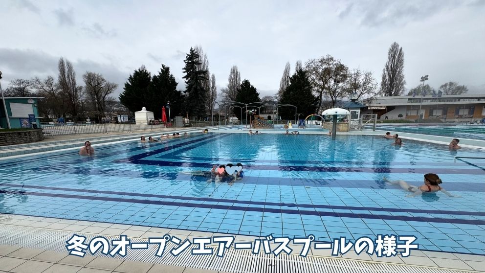 ブダペストにあるマルギット島のパラティヌス温泉プール。冬のオープンエアーバスプールの様子
