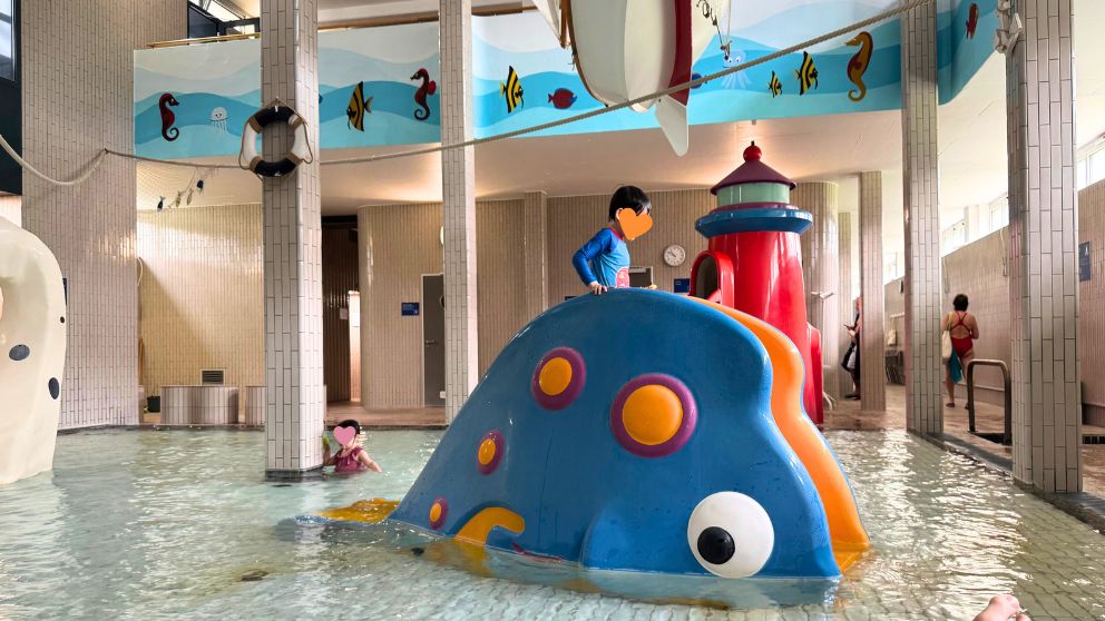 ブダペストにあるマルギット島のパラティヌス温泉プール。屋内にある子ども用プール