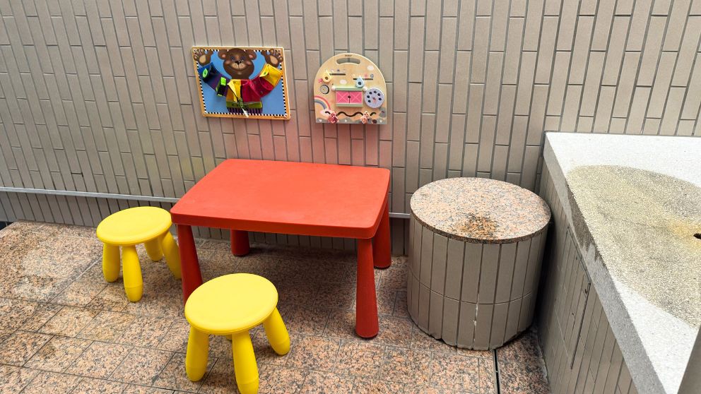 ブダペストにあるマルギット島のパラティヌス温泉プール。屋内の子どもプールの片隅の遊べるコーナー