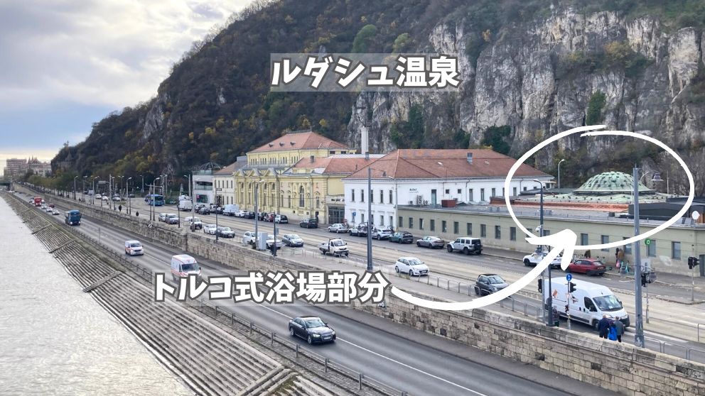 ブダペストのルダシュ温泉の外観。横に建物が並ぶ細長い構造
