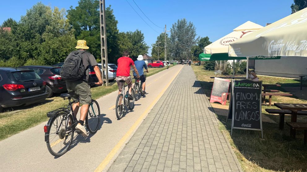 ハンガリーのヴェレンツェ湖半、Gardony駅を出たところの風景。自転車専用道路がある