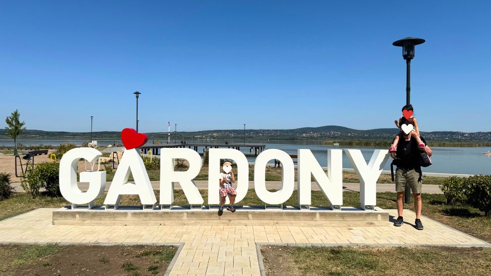 ハンガリーのヴェレンツェ湖半、Gardonyで町の名前のプレート前で記念撮影