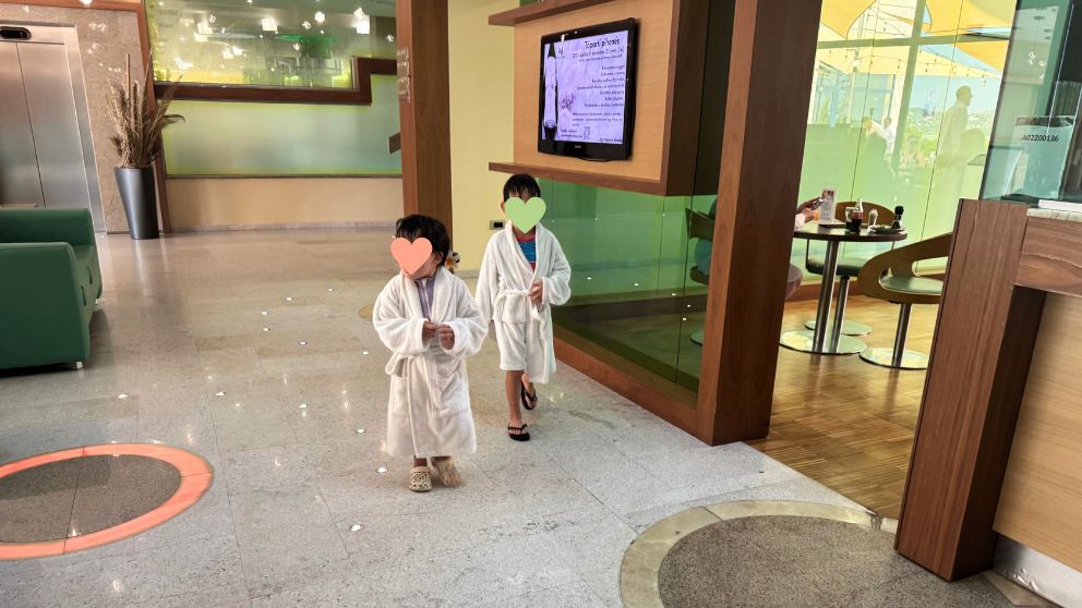 ハンガリーのヴェレンツェ湖（Gardony)にあるVital Hotel Nautisでバスローブを来て歩く息子と娘