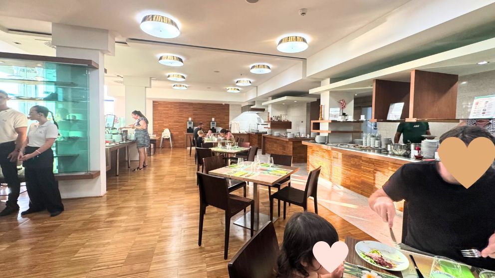 ハンガリーのヴェレンツェ湖（Gardony)にあるVital Hotel Nautisのレストラン。朝食・夕食の会場