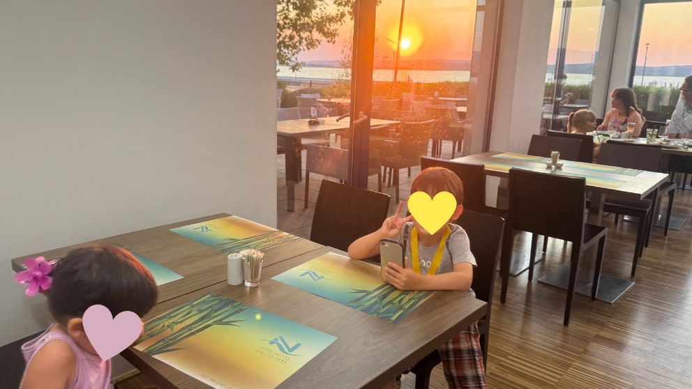 ハンガリーのヴェレンツェ湖（Gardony)にあるVital Hotel Nautisのレストランから眺める夕陽