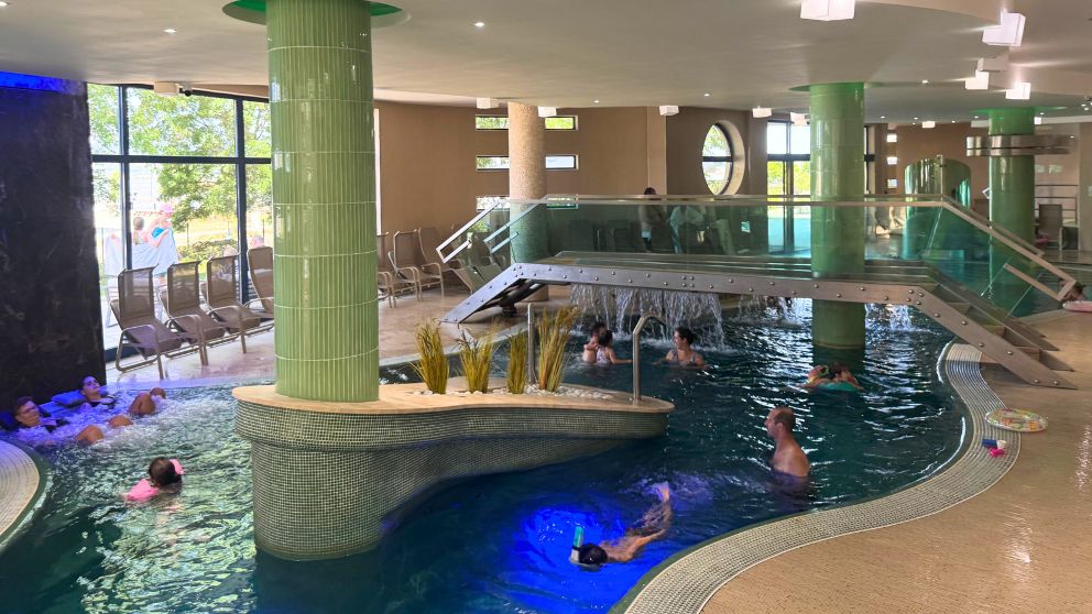 ハンガリーのヴェレンツェ湖（Gardony)にあるVital Hotel Nautisの屋内プールの様子