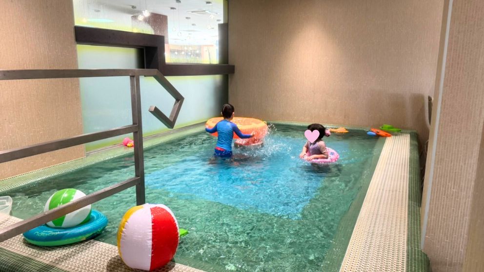 ハンガリーのヴェレンツェ湖（Gardony)にあるVital Hotel Nautisの屋内子ども用プールの様子