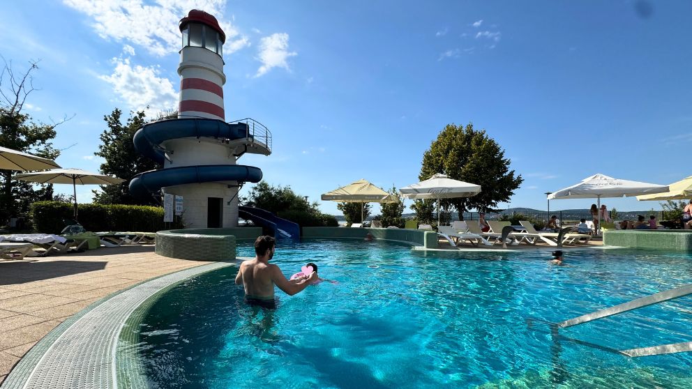 ハンガリーのヴェレンツェ湖（Gardony)にあるVital Hotel Nautisの屋外プールの様子。子どもと利用できるウォータースライダーもあり