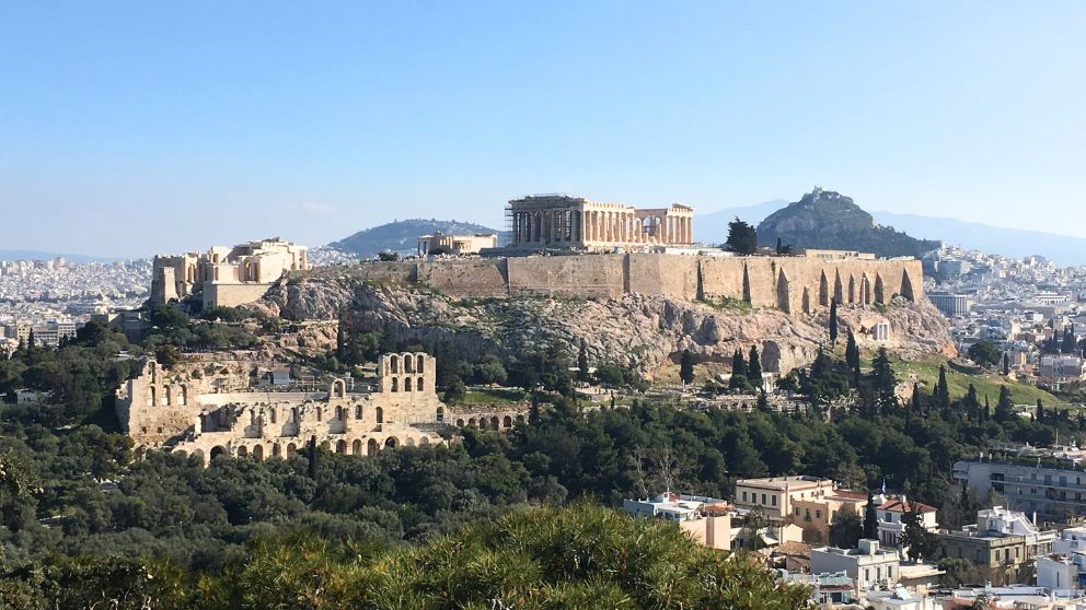 ギリシャのアテネのパルテノン神殿を中心とした風景。背景にはリカヴィトスの丘