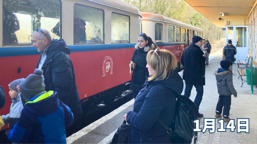 ブダペストの子供鉄道に始発駅から乗り込む人々の様子