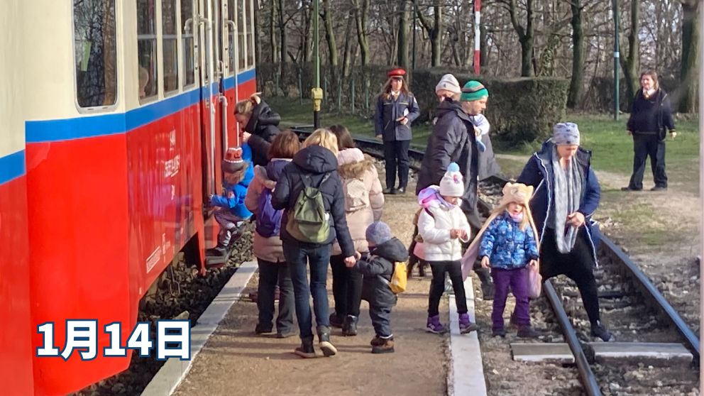 子供鉄道のSzépjuhászné駅の駅のホームの様子