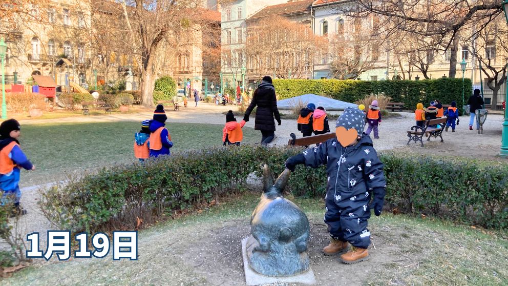 ブダペスト5区にあるカーロイ庭園公園を歩く子供達の様子