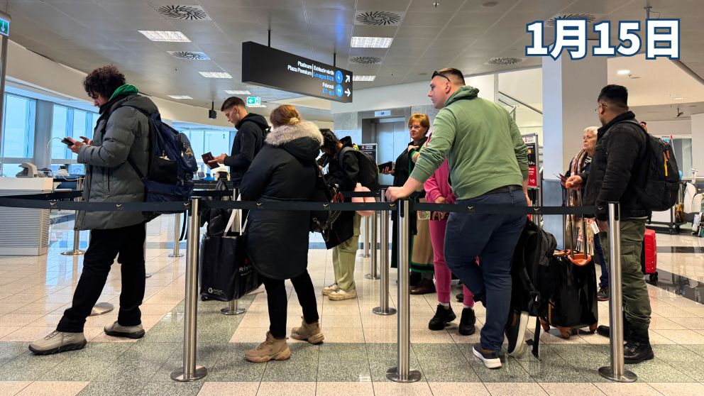 ブダペスト国際空港で、コートに身を包んで搭乗を待つ人々