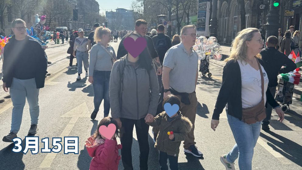 ブダペストのアストリア駅付近。大通りが歩行者天国になり、3月だが薄着で歩いている人も見受けられる