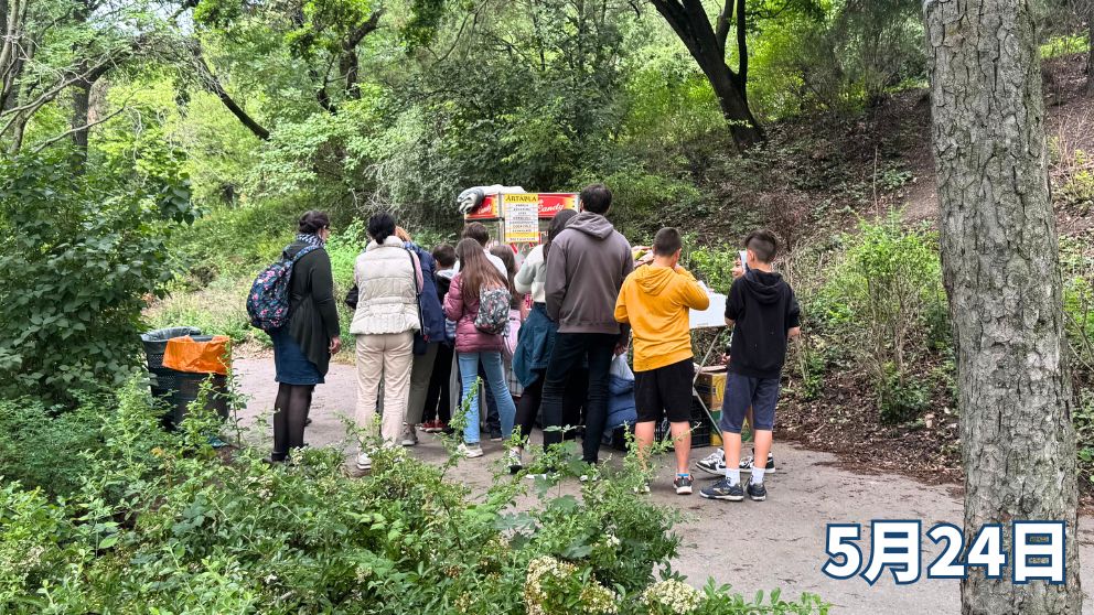 ブダペストのゲッレールトの丘にある公園の近くの屋台で、綿あめなどを買うために並んで待つ人々