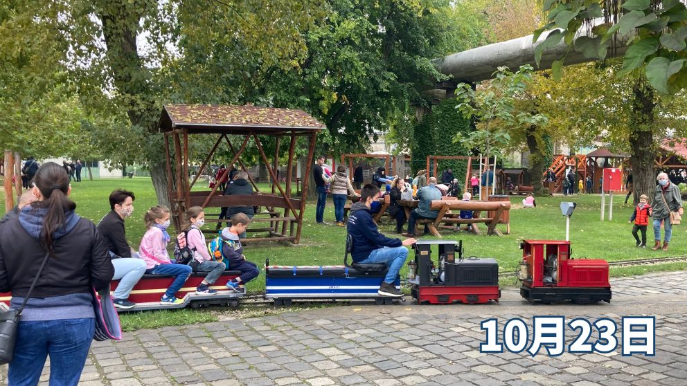 ブダペスト歴史博物館の敷地を走るミニ列車に乗る子供達の様子