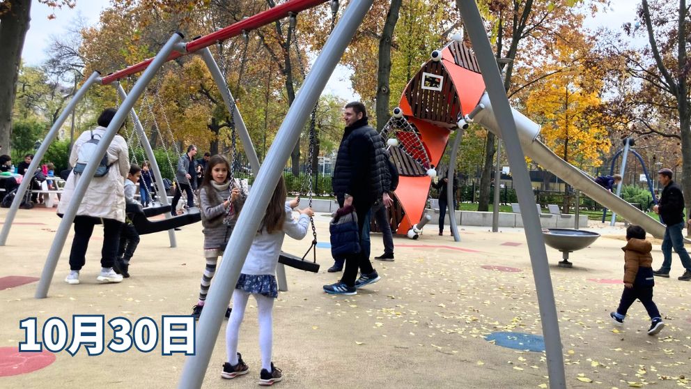 ブダペスト市民公園の大公園のブランコ。ダウンコートを着ている人もいる。