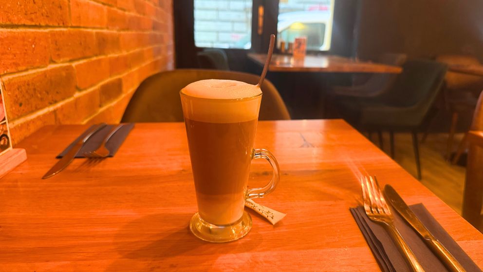 ブダペスト7区にあるコーシャレストランCafe Tamarで注文したカフェラテ