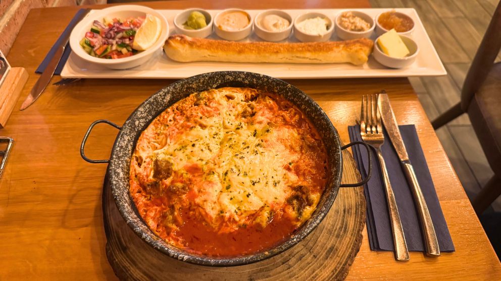 ブダペスト7区にあるコーシャレストランCafe Tamarのボリュームタップリの朝食セット。シャクシュカはサイズが大きく、ディップ類も種類と量が豊富