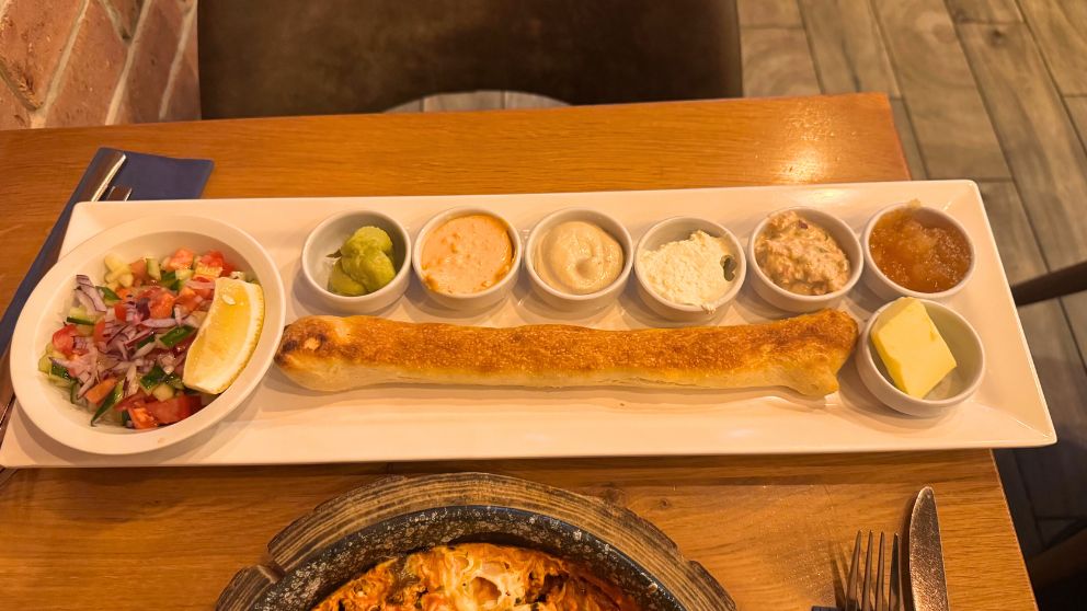 ブダペスト7区にあるコーシャレストランCafe Tamarの朝食セットのディップ類は5種類、さらにジャムとバターもあって、サラダもたっぷり