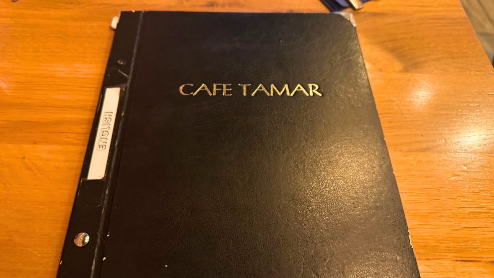 ブダペスト7区にあるコーシャレストランCafe Tamarのメニューの黒い表紙