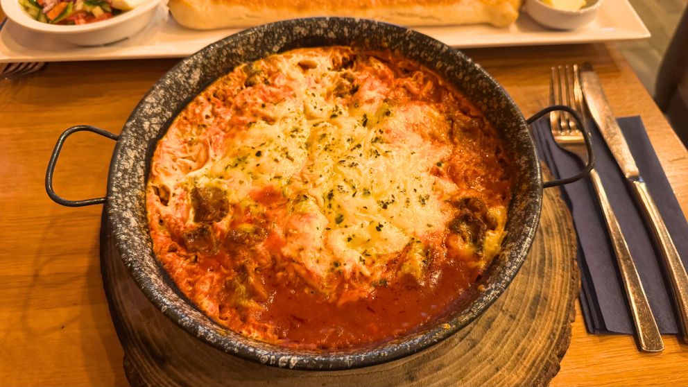 ブダペスト7区にあるコーシャレストランCafe Tamarでオーダーしたシャクシュカ。味わい深くて素晴らしい味、小鍋の下の切り株の敷物も可愛い
