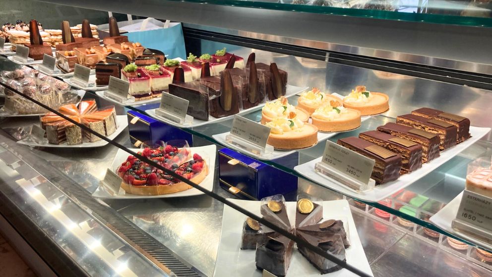 ブダペスト5区にある老舗カフェ・ジェルボーの店内のケーキが並ぶショーケース