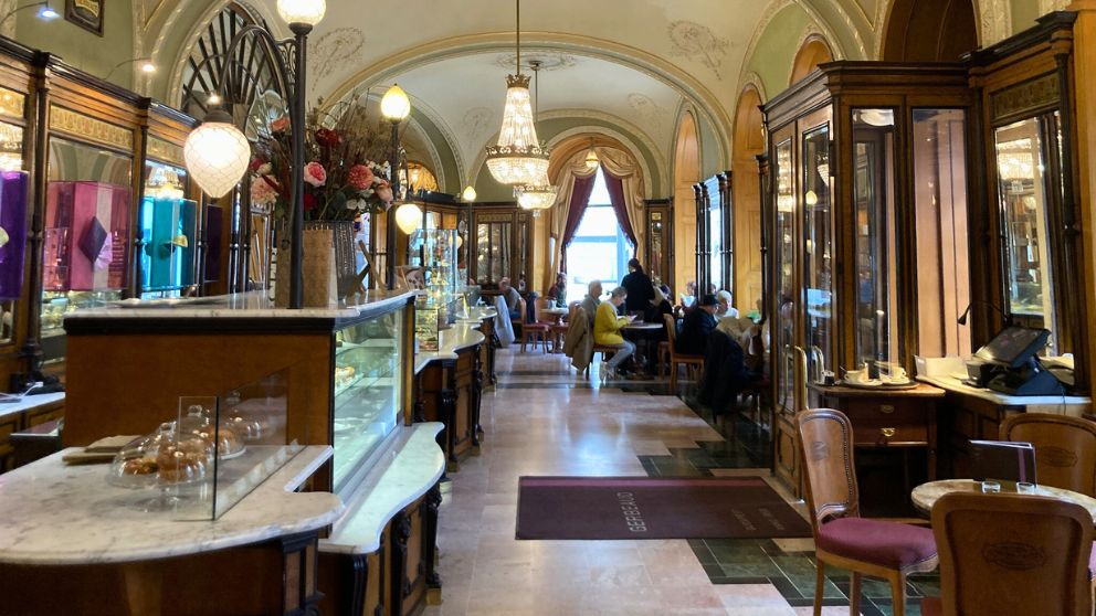 ブダペストの老舗カフェ・ジェルボーの店内の優雅な雰囲気