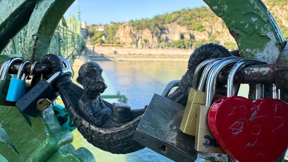 自由橋（元フランツ・ヨーゼフ橋）の欄干にかけられている、コロドコ・ミハーイ作のフランツヨーゼフのミニ彫刻