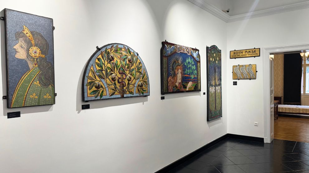 ブダペストの「ロート・ミクシャ記念館＆コレクション」の1階のモザイク作品が並ぶ部屋の様子