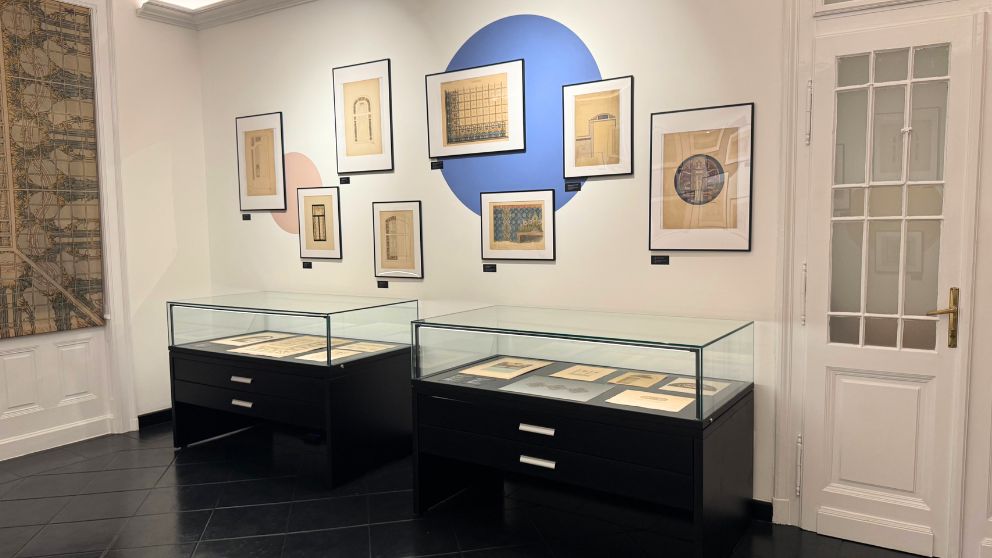 ブダペストの「ロート・ミクシャ記念館＆コレクション」の1階のデザイン画の飾られた部屋の様子