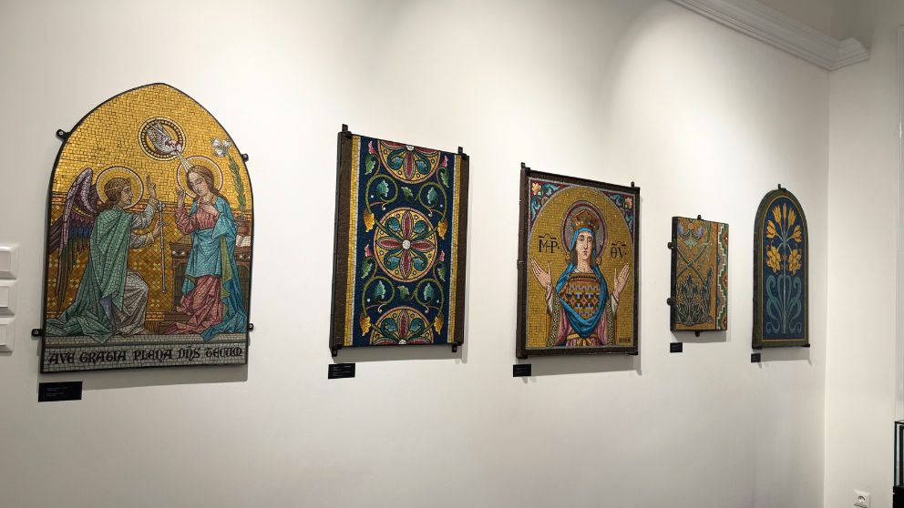 ブダペストの「ロート・ミクシャ記念館＆コレクション」の1階のモザイク作品が並ぶ部屋の様子