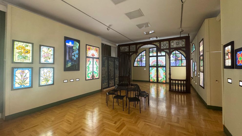 ブダペストの「ロート・ミクシャ記念館＆コレクション」の地上階のメインホール。壁いっぱいにステンドグラス作品がかけられている