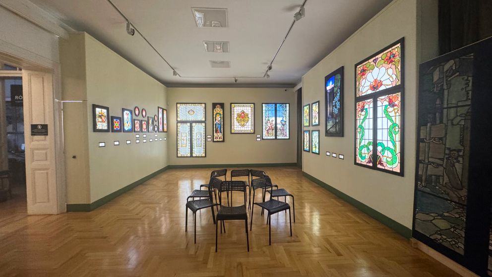 ブダペストの「ロート・ミクシャ記念館＆コレクション」の地上階のメインホール。壁いっぱいにステンドグラス作品がかけられている