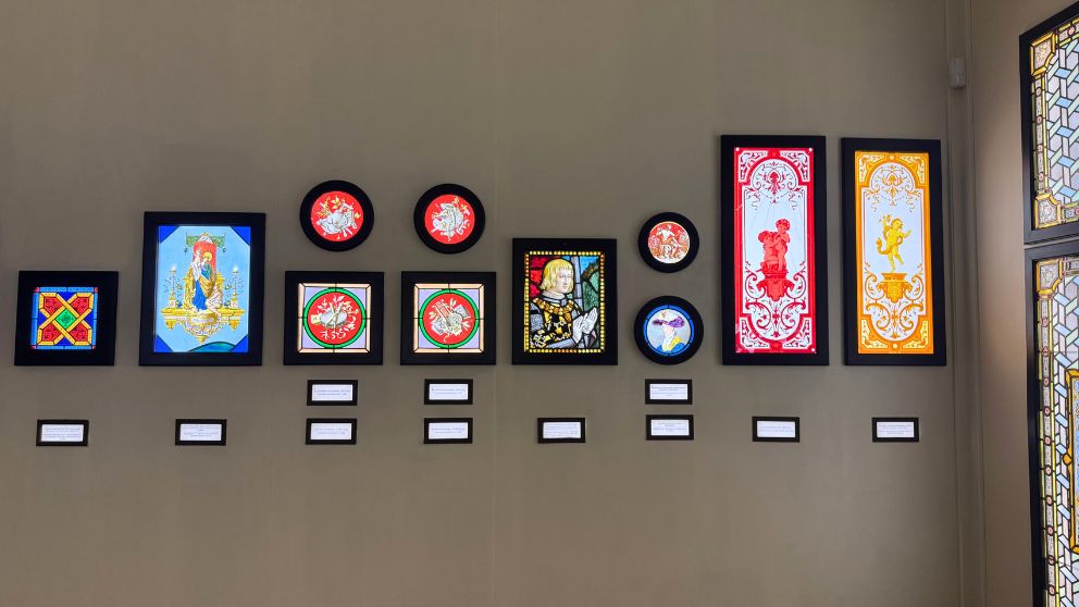 ブダペストの「ロート・ミクシャ記念館＆コレクション」の地上階のメインホール。歴史主義洋式のステンドグラス作品