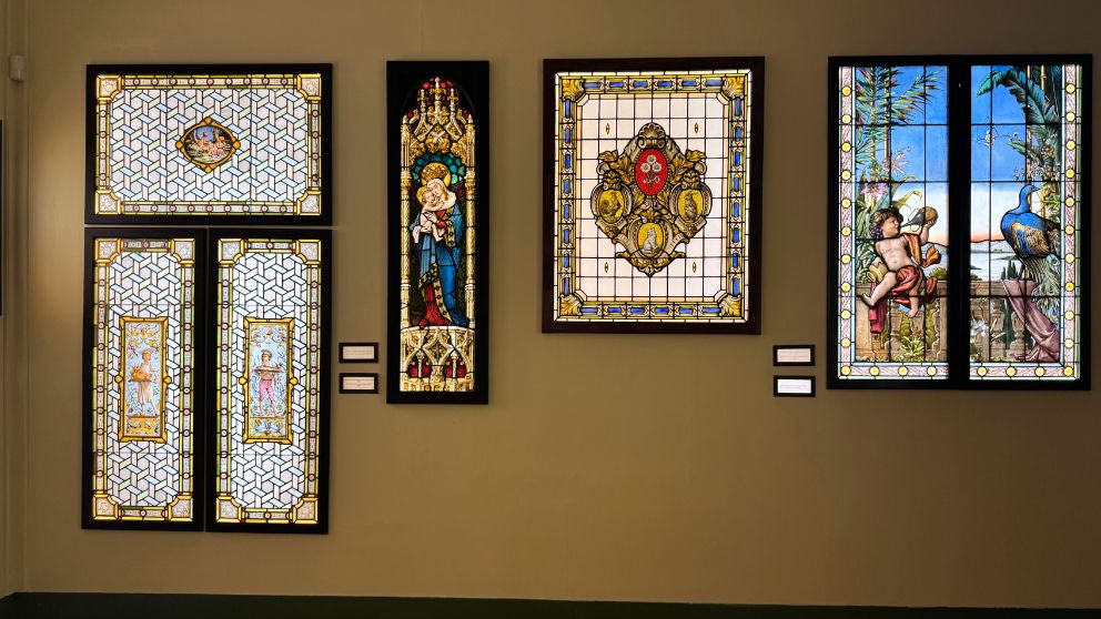 ブダペストの「ロート・ミクシャ記念館＆コレクション」の地上階のメインホール。歴史主義洋式のステンドグラス作品で、一部はアール・ヌーヴォーの影響も見られる