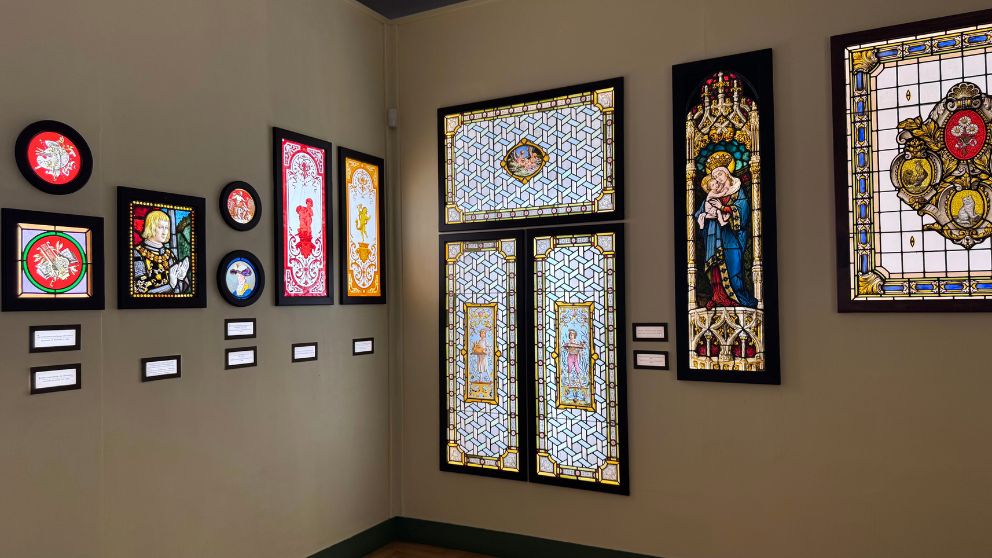 ブダペストの「ロート・ミクシャ記念館＆コレクション」の地上階の展示室。美しいステンドグラス作品が並んでいる