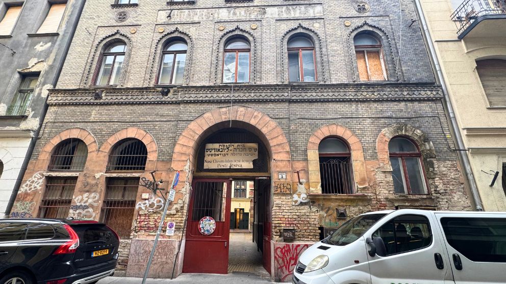 ブダペストのシャス・ヘヴラ・ルバヴィチ・シナゴーグのある建物の入り口の様子