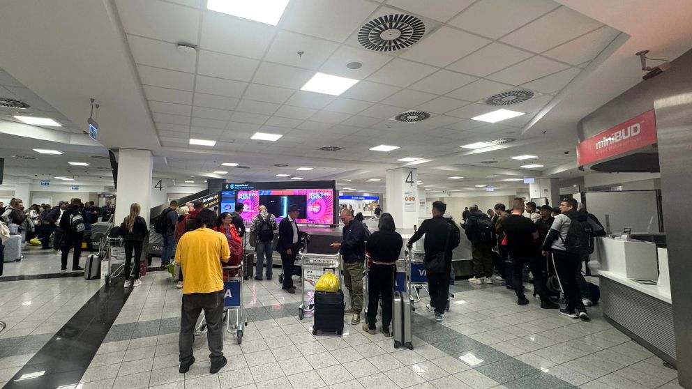 ブダペスト空港のターンテーブルで待つ人々