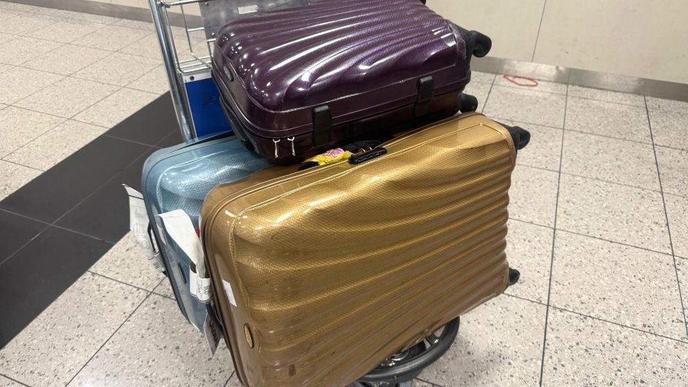 ブダペスト空港にて無事に受け取りを済ませたサムソナイトのスーツケース。大きいサイズが2つに機内持ち込み用が1つ