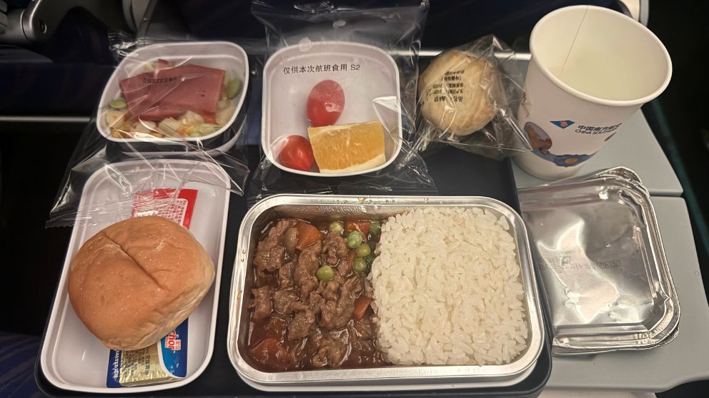 中国南方航空の機内食（羽田〜ブダペスト、1回目）。牛肉とライス