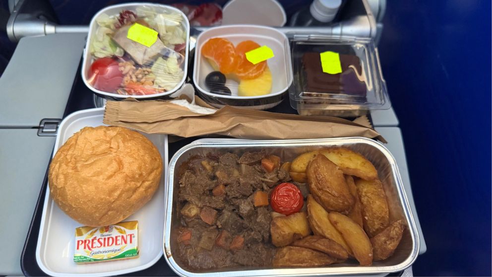 中国南方航空の機内食（ブダペスト〜広州、1回目）。牛肉とポテト