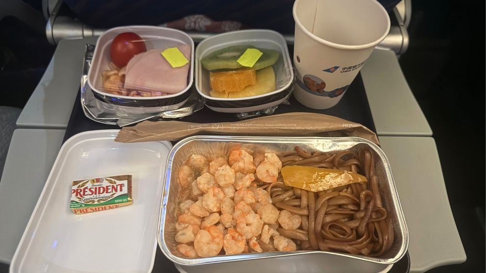 中国南方航空の機内食（ブダペスト〜広州、2回目）。エビと麺