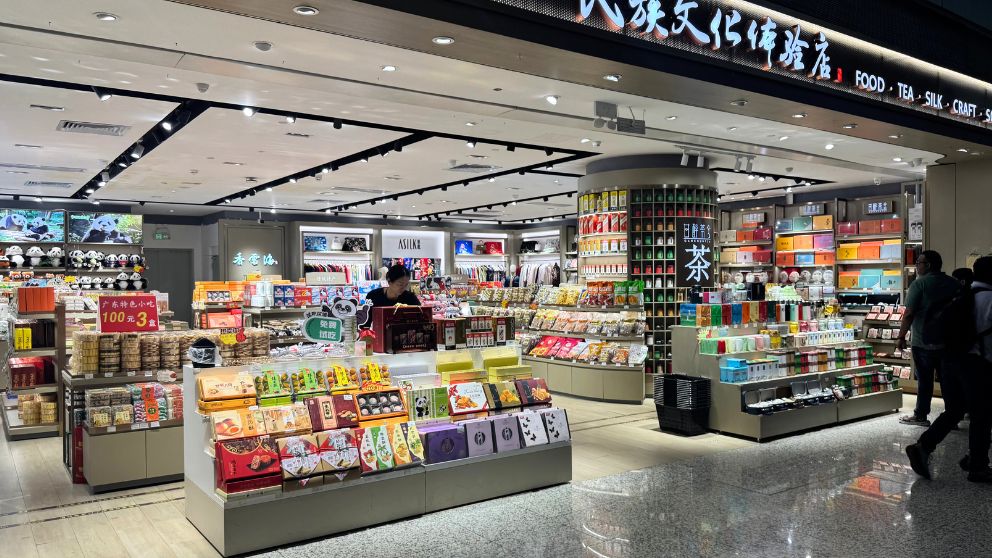 広州空港のショップの様子。お菓子やお茶などがずらりと並んでいる