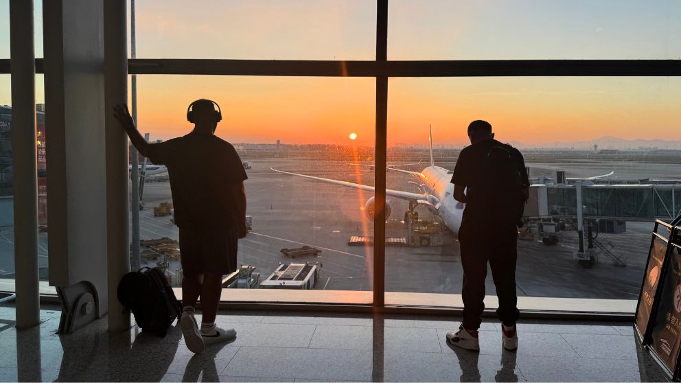 広州空港の朝の風景。朝日を眺める人たち