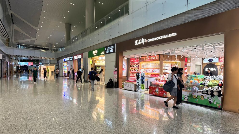 広州空港に並ぶショップの様子