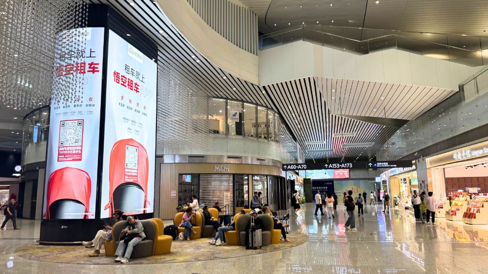 天井が高くモダンで明るい広州空港。ショップのあるエリアの様子