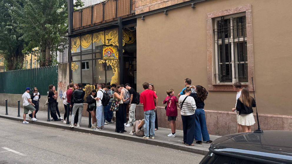 ブダペストのZoo Caféの外で、入店を待つ20人くらいの人たち