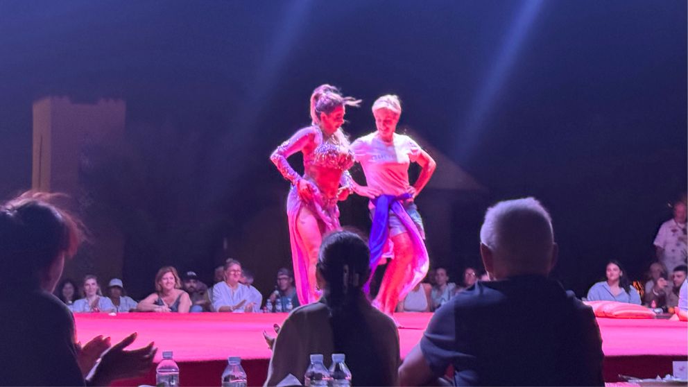 アブダビの砂漠ツアーのデザートキャンプで見たベリーダンスのショー